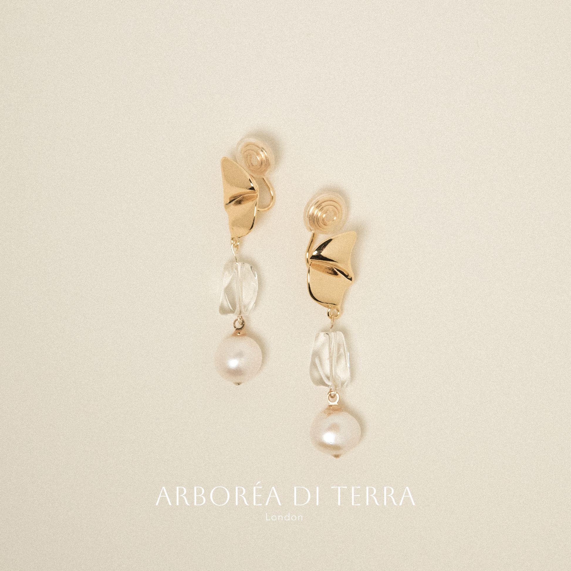 Eearring with pearls and transparent crystal stones