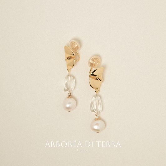 Eearring with pearls and transparent crystal stones